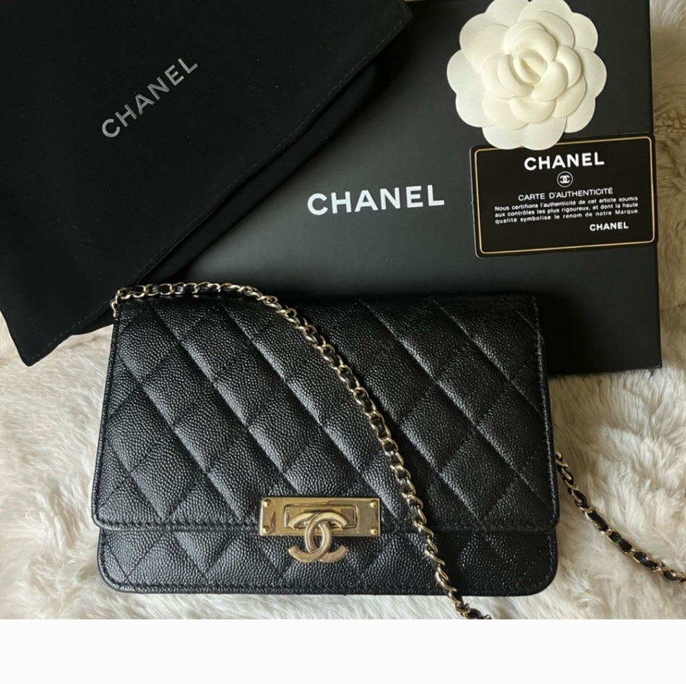 (Sold Out)classic Chanel wallet on chain